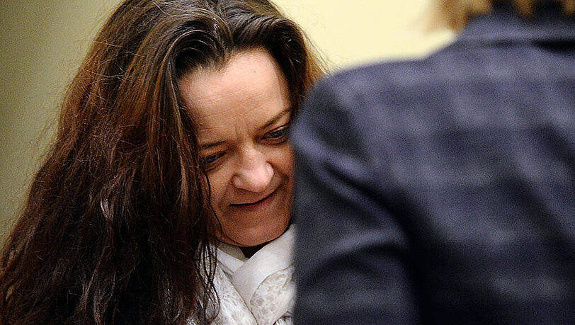 Beate Zschäpe, die Hauptangeklagte im Münchner NSU-Prozess. Am Dienstag sollen zwei mutmaßliche NSU-Sympathisanten als Zeugen aussagen. (Archivbild)
