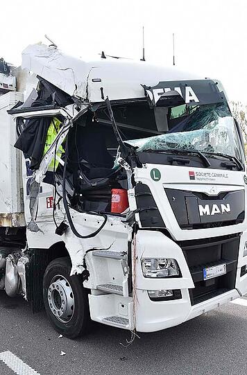 Für kurze Zeit ging gar nichts mehr auf der A99: Wegen eines Lkw-Unfalls musste der Verkehr komplett gesperrt werden. Die Bilder.