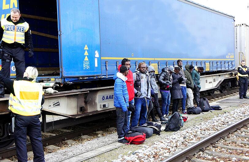 Elf Stunden haben diese elf jungen Männer auf dem Güterzug verbracht. Am Bahnhof Rosenheim werden sie entdeckt.