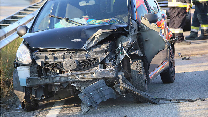 Die Frau krachte mit ihrem Auto auf der glatten Straße in eine Leitplanke.