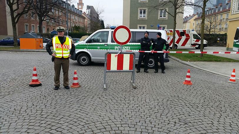 Der Rand des Sperrgebietes wird abgesperrt und von der Polizei bewacht.