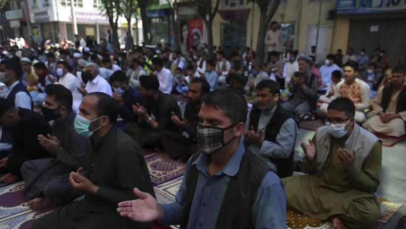 Männer beten am Fest des Fastenbrechens Eid-al Fitr vor einer Moschee in Kabul. Männer beten am Fest des Fastenbrechens Eid-al Fitr vor einer Moschee in Kabul.