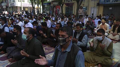 Männer beten am Fest des Fastenbrechens Eid-al Fitr vor einer Moschee in Kabul.