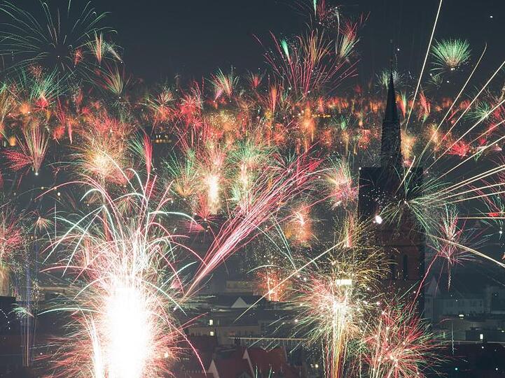 Silvester-Feuerwerk explodiert über der Marktkirche in Hannover.