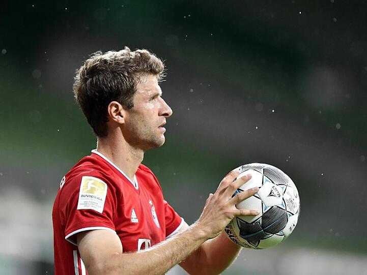 Bayern Münchens Thomas Müller hält einen Fußball in der Hand. Foto: Martin Meissner/AP-Pool/dpa