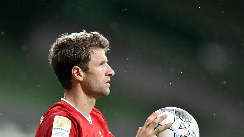 Bayern Münchens Thomas Müller hält einen Fußball in der Hand. Foto: Martin Meissner/AP-Pool/dpa Bayern Münchens Thomas Müller hält einen Fußball in der Hand. Foto: Martin Meissner/AP-Pool/dpa