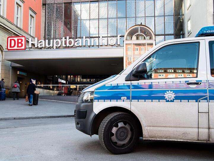 Am frühen Montagmorgen war ein Polizist bei einer Kontrolle im Untergeschoss des Münchener Hauptbahnhofs von hinten mit einem Messer angegriffen und schwer verletzt worden. (Symbolbild)