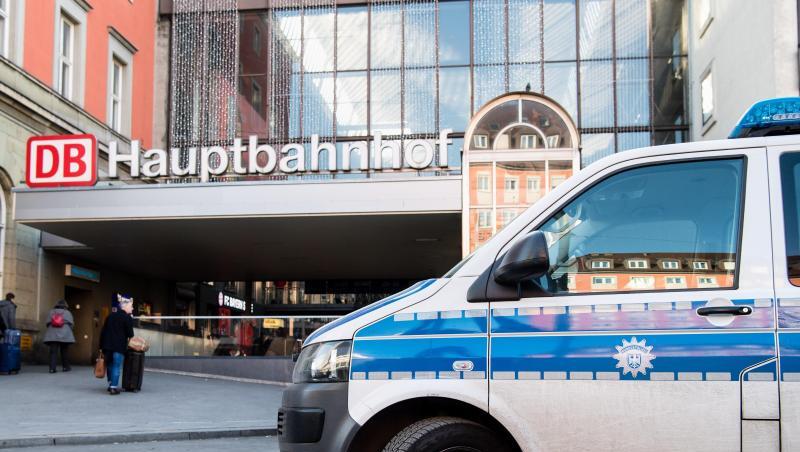 Am frühen Montagmorgen war ein Polizist bei einer Kontrolle im Untergeschoss des Münchener Hauptbahnhofs von hinten mit einem Messer angegriffen und schwer verletzt worden. (Symbolbild) Am frühen Montagmorgen war ein Polizist bei einer Kontrolle im Untergeschoss des Münchener Hauptbahnhofs von hinten mit einem Messer angegriffen und schwer verletzt worden. (Symbolbild)