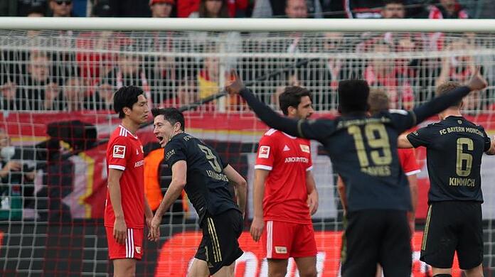 Münchens Robert Lewandowski (2.v.l.) jubelt nach seinem Treffer zum 0:2.