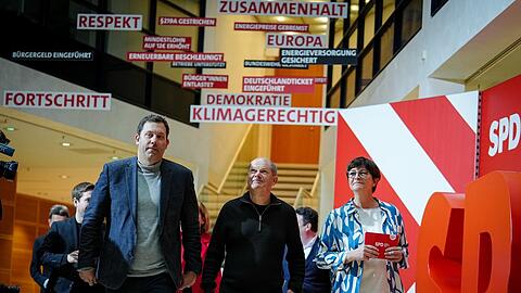 Bundeskanzler Olaf Scholz (M., SPD) mit den SPD-Bundesvorsitzenden Lars Klingbeil und Saskia Esken bei der Jahresauftaktklausur des SPD-Präsidiums und des SPD-Parteivorstandes.