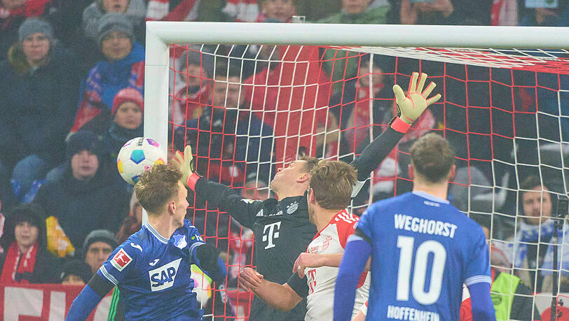 Manuel Neuer rettet im Stile eines Handballtorwartes gegen Maximilian Beier. Manuel Neuer rettet im Stile eines Handballtorwartes gegen Maximilian Beier.