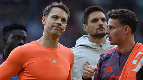Trost nach dem schweren Fehler in Augsburg: Manuel Neuer (l.) mit Ersatzmann Jonas Urbig.