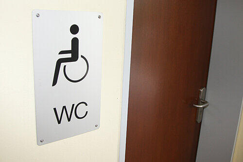 Tatort Schultoilette: Das wehrlose Opfer ist schwer behindert.