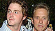 Cameron Douglas neben seinem berühmten Vater Michael. Cameron Douglas neben seinem berühmten Vater Michael.