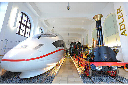 Das DB-Museum in Nürnberg bietet eine faszinierende Dauerausstellung von der alten Dampflok bis hin zum modernsten ICE.