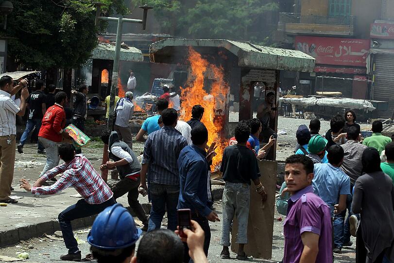 Drei Wochen vor der Präsidentenwahl in Ägypten sind bei Zusammenstößen zwischen Schlägertrupps und Demonstranten in Kairo mindestens elf Menschen getötet worden. Soldaten und Polizisten griffen mehrere Stunden lang nicht ein, obwohl die blutigen Ausschreitungen in direkter Nähe des Verteidigungsministeriums stattfanden, berichteten Augenzeugen am Mittwoch. Die Bilder aus Kairo.