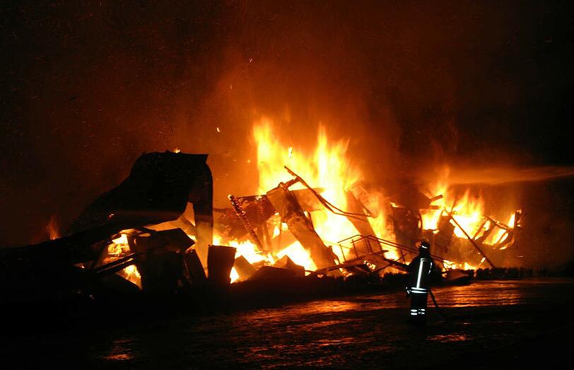 Feuer-Drama auf einer Farm in Ebhausen: 85 Kamele sterben in den Flammen