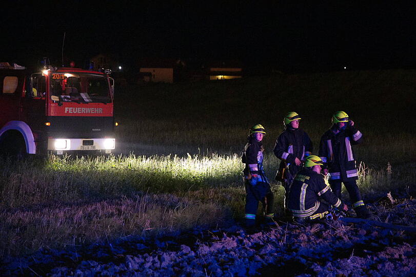 Drei Menschen verletzten sich leicht, als sie versuchten den Brand zu löschen. Mehrere Pferde auf einer nahe gelegenen Koppel mussten in Sicherheit gebracht werden.