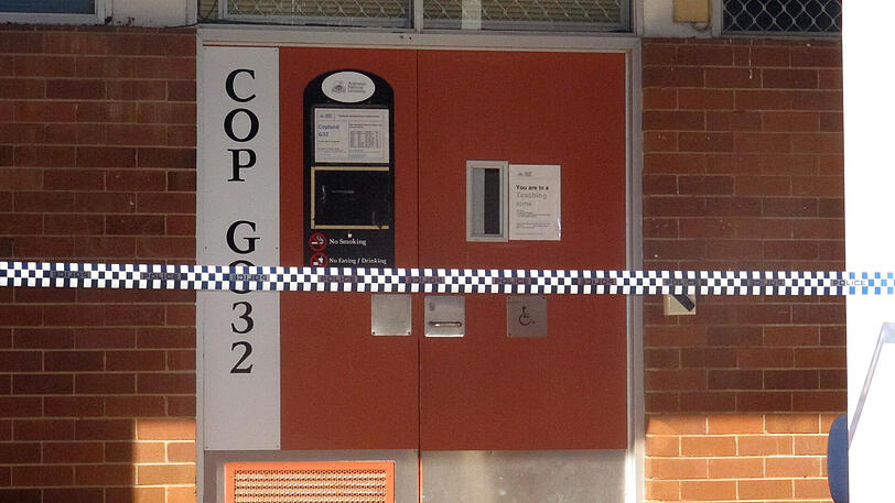 Ein Absperrband ist vor der Australian National University in Canberra zu sehen.