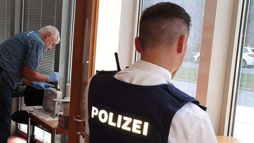 Johann März sichert Fingerabdrücke an einer Geldkassette.