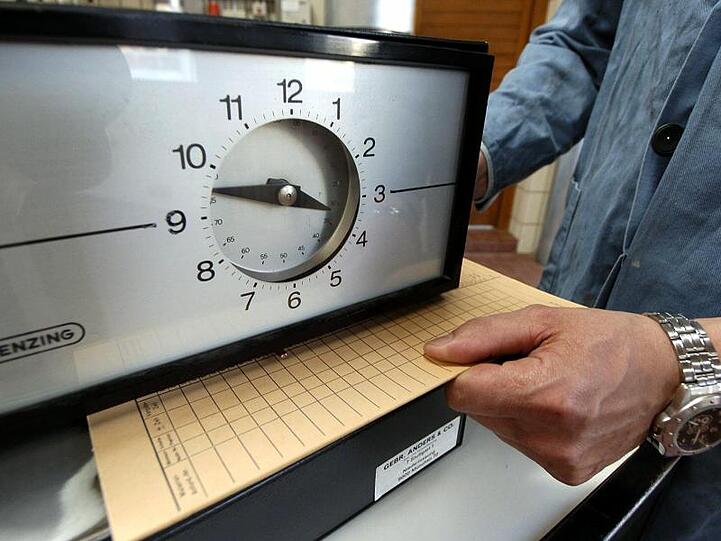 Als Reaktion auf die Einschränkungen durch das Coronavirus hat die Regierung der Oberpfalz unter anderem die Höchstarbeitszeiten vorübergehend gelockert. (Symbolbild)