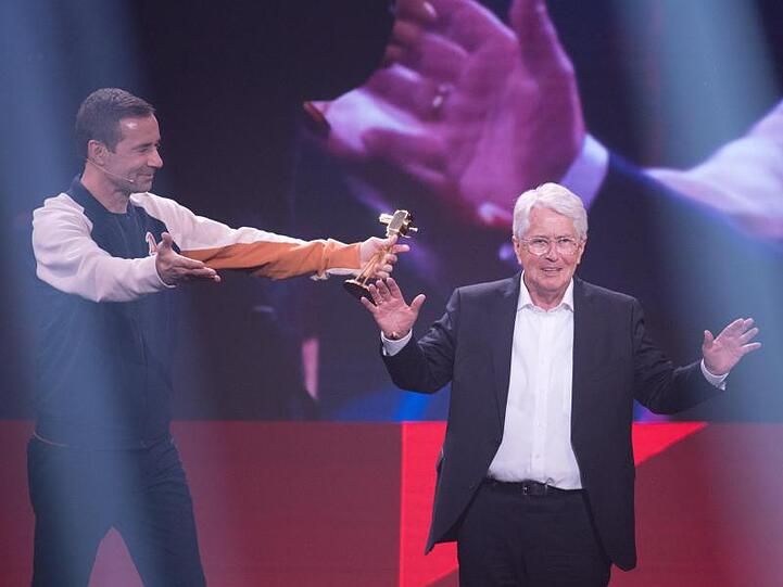 Bester Newcomer? Moderator Frank Elstner (r.), immerhin schon 77 Jahre alt, bekommt von Kai Pflaume den YouTube Goldene Kamera Digital Award in der Kategorie "Bester Newcomer".