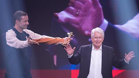 Bester Newcomer? Moderator Frank Elstner (r.), immerhin schon 77 Jahre alt, bekommt von Kai Pflaume den YouTube Goldene Kamera Digital Award in der Kategorie "Bester Newcomer".
