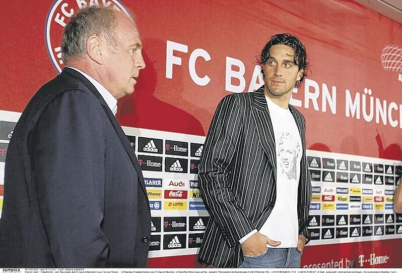 &bdquo;Ich erwarte, dass ihm die neue Saison mit uns einen Schub geben wird.&ldquo; Manager Uli Hoeneß (l.) setzt darauf, dass der Italiener Luca Toni seinen EM-Frust bei Bayern in Tore umwandelt. Foto: sampics/Augenklick