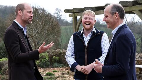 Prinz William im Gespräch mit Kaleb Cooper und Charlie Ireland von "Clarkson's Farm".