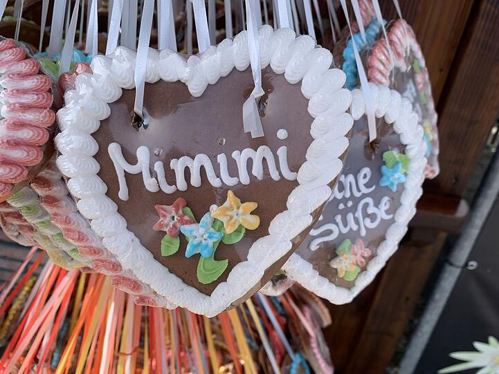 Wer sich auf der Wiesn ständig über hohe Preise und den hohen Andrang echauffiert, dem könnte so ein Herz signalisieren, auch mal auf die süßen Seiten der Wiesn zu schauen. Wer sich auf der Wiesn ständig über hohe Preise und den hohen Andrang echauffiert, dem könnte so ein Herz signalisieren, auch mal auf die süßen Seiten der Wiesn zu schauen.