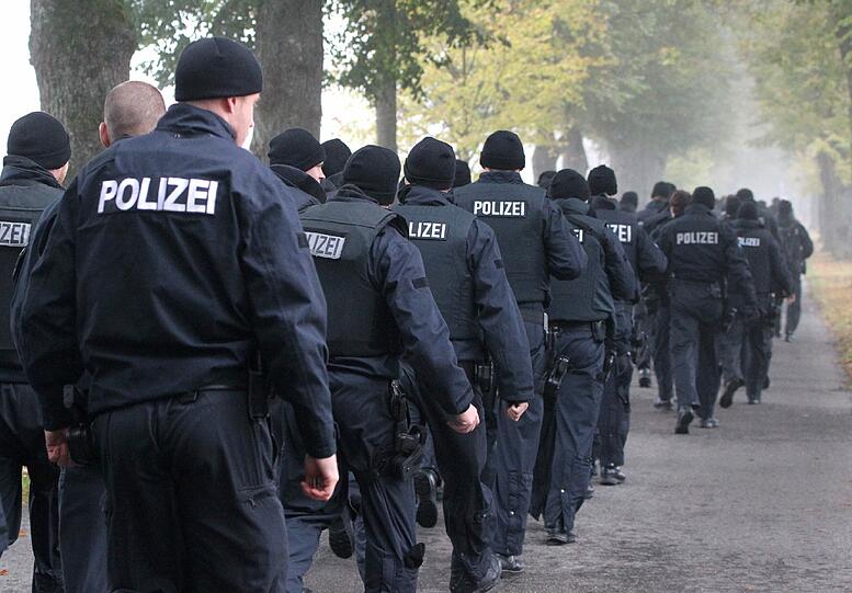 ...wird mit Hochdruck gefahndet. Dabei wurde auch ein Sondereinsatzkommando aus
München hinzugezogen. Das Erholungsgebiet wurde weiträumig abgesperrt. Über die Täter ist bislang wenig bekannt. Sie waren dunkel gekleidet und sollen zwei großkalibrige Schusswaffen bei sich tragen. Menschen sollten dieses Gebiet derzeit meiden, hieß es. Zeugen wurden um Hinweise gebeten.