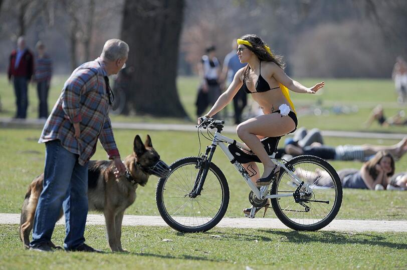 Mit High-Heels und Bikini auf dem Radl durch den E-Garten. Deswegen lieben wir München so sehr...