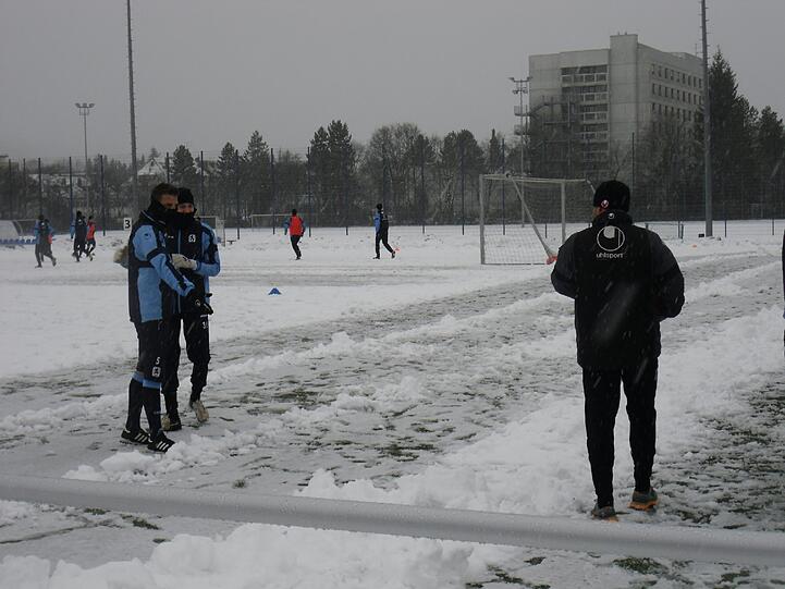Hart , härter, Alexander Schmidt. Der Trainer des TSV 1860 schickte seine Jungs am Montagvormittag trotz klirrender Kälte, Schneeregen und schneebedeckten Trainingsplätzen raus zum Anschwitzen. Am Abend spielen die Löwen gegen den 1. FC Kaiserslautern. Die Bilder vom Matsch-Training