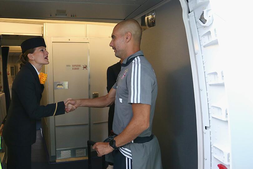 Die Stars des FC Bayern auf dem Weg nach China - die Bilder vom Flughafen München.
