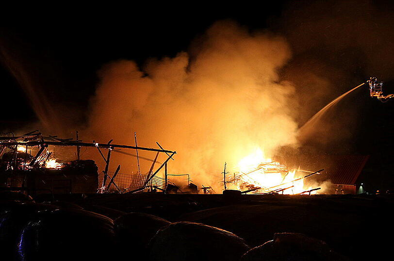 Eine komplett zerstörte Maschinenhalle und ein Großaufgebot der Feuerwehr: Die Bilder aus Baumhaum.