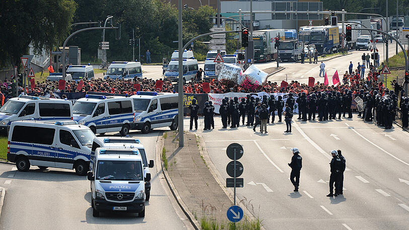 Polizisten und Demonstranten bei der "Colour the Red Zone"-Demo in Hamburg.
