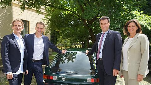 Am &bdquo;Schneewittchensarg&ldquo;: Die Architekten Anton Nachbaur-Sturm und Andreas Cukrowicz mit Markus Söder und Ilse Aigner (v.l.).