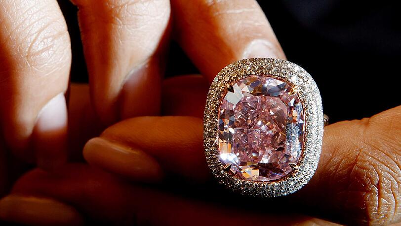 Das Pärchen interessierte sich für Diamantringe - als sie gingen, war ein Ring weg. (Symbolbild) Das Pärchen interessierte sich für Diamantringe - als sie gingen, war ein Ring weg. (Symbolbild)