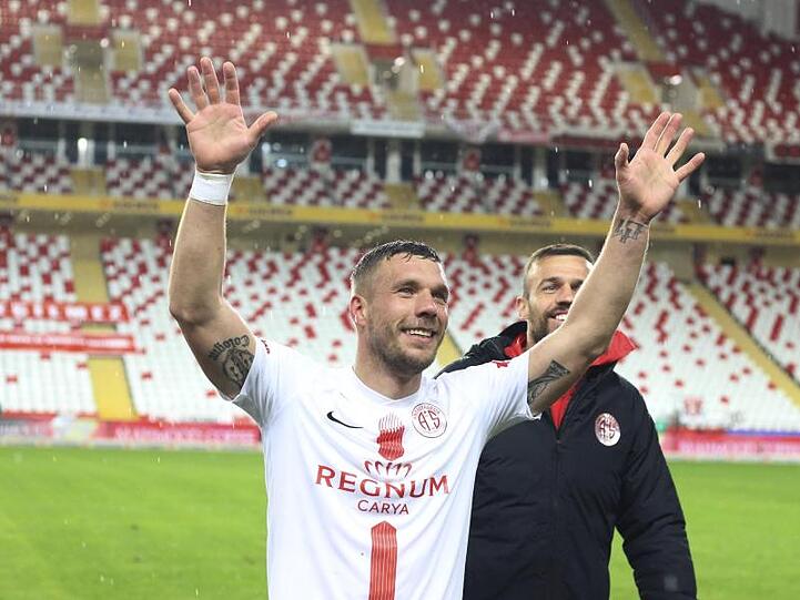 Freut sich über den Heimsieg von Antalyaspor vor leeren Rängen: Lukas Podolski.