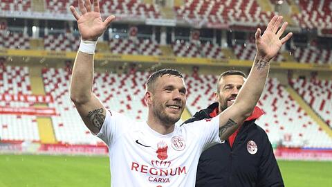 Freut sich über den Heimsieg von Antalyaspor vor leeren Rängen: Lukas Podolski.