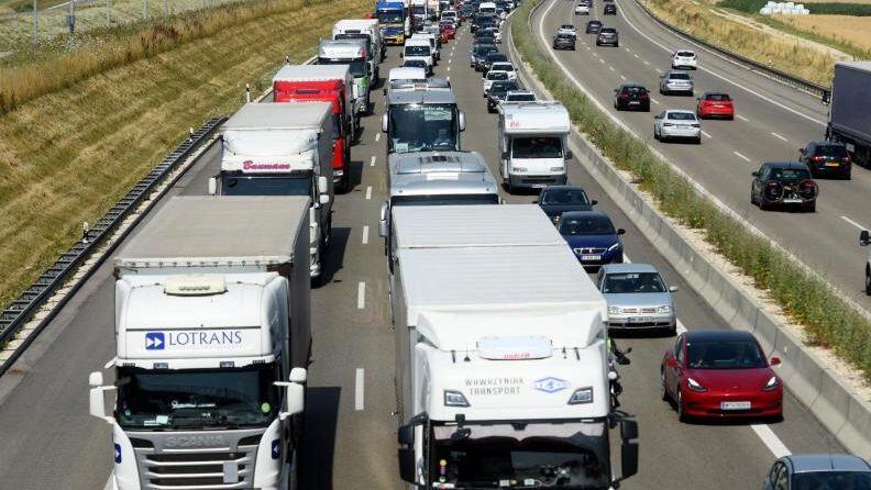 Auf der Autobahn Stuttgart - München staut sich der Verkehr. Foto: Stefan Puchner
