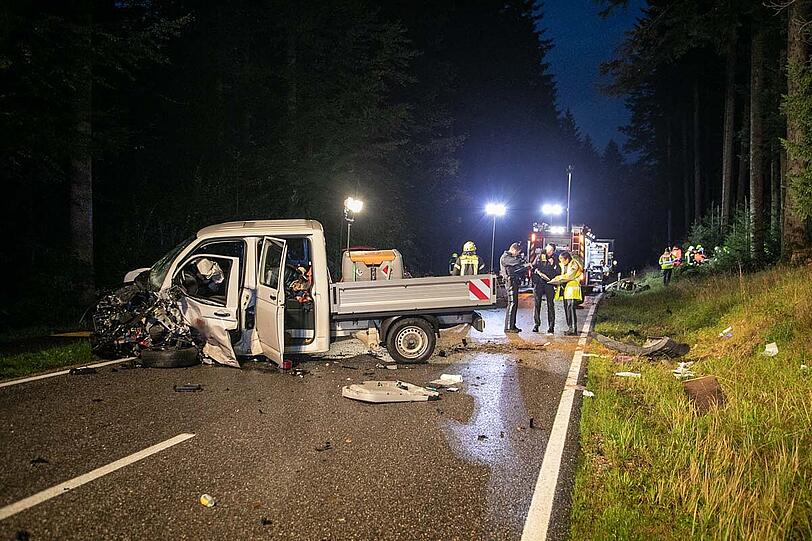 Bei dem missglückten Überholmanöver prallte ein VW Transporter frontal in einen Skoda, beide Fahrer wurden schwer verletzt.