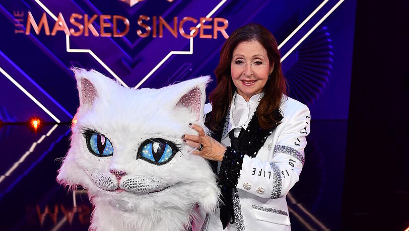 Schlagersängerin Vicky Leandros im Kostüm der Figur "Die Katze" steht nach der Enttarnung im Halbfinale der dritten Staffel der ProSieben-Show "The Masked Singer" auf der Bühne. Schlagersängerin Vicky Leandros im Kostüm der Figur "Die Katze" steht nach der Enttarnung im Halbfinale der dritten Staffel der ProSieben-Show "The Masked Singer" auf der Bühne.