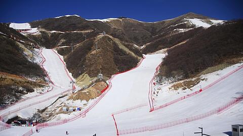 Braune Berge mit etwas Weiß: Die Wintersportkulisse der Spiele in Peking wird von Kunstschnee dominiert. Sandstürme aus der nahen Wüste könnten die Pisten verunreinigen.