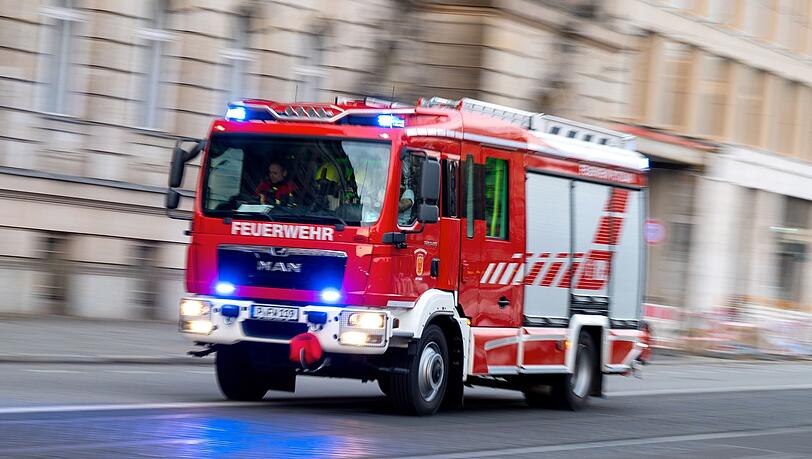 Die Feuerwehr rettete die Verletzte und brachte sie ins Freie. (Symbolbild)