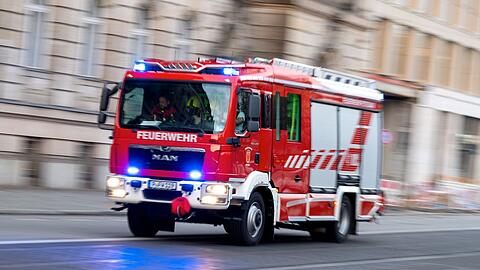 Die Feuerwehr rettete die Verletzte und brachte sie ins Freie. (Symbolbild)