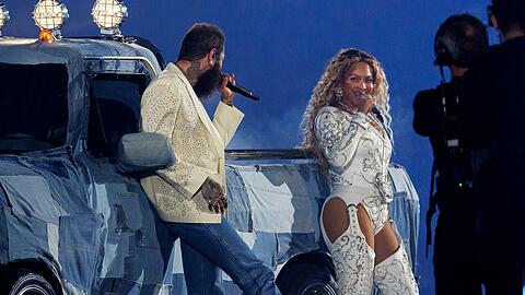 Post Malone und Beyoncé performten im Rahmen des Footballspiels der Houston Texans gegen die Baltimore Ravens.