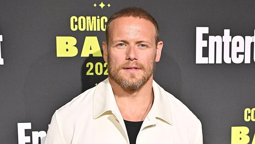 Sam Heughan setzt auf einen praktischen Kurzhaarschnitt.