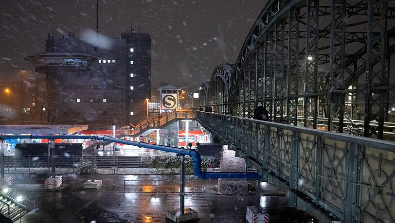 Am S-Bahnhof Hackerbr&uuml;cke kam es zu einer heftigen Schl&auml;gerei auch im Gleisbett. (Archivfoto)