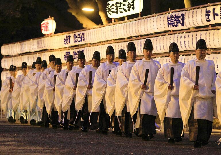 Shinto-Priester verlassen den heiligen Meiji Schrein nach der Reinigungszeremonie.